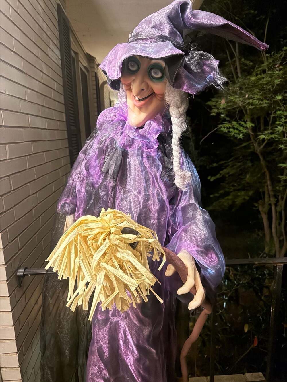 5 to 6-ft Freestanding Talking Lighted Witch Animatronic